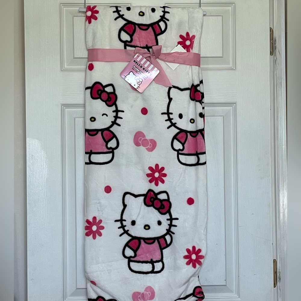 Hello Kitty Pink Daisy Blanket